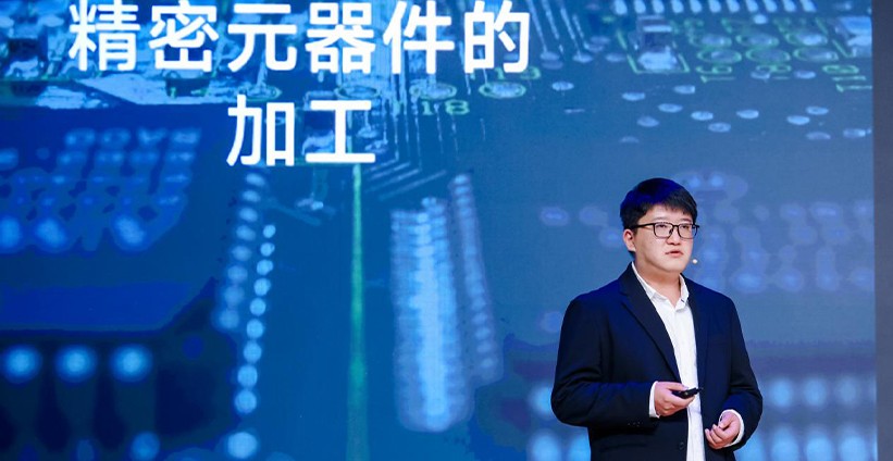 工业具身智能矩阵成型！普罗宇宙发布大白机器人2.0 及灵巧手，京东全球线上合作赋能出海