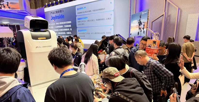 这个春天和大白甜蜜相约AWE